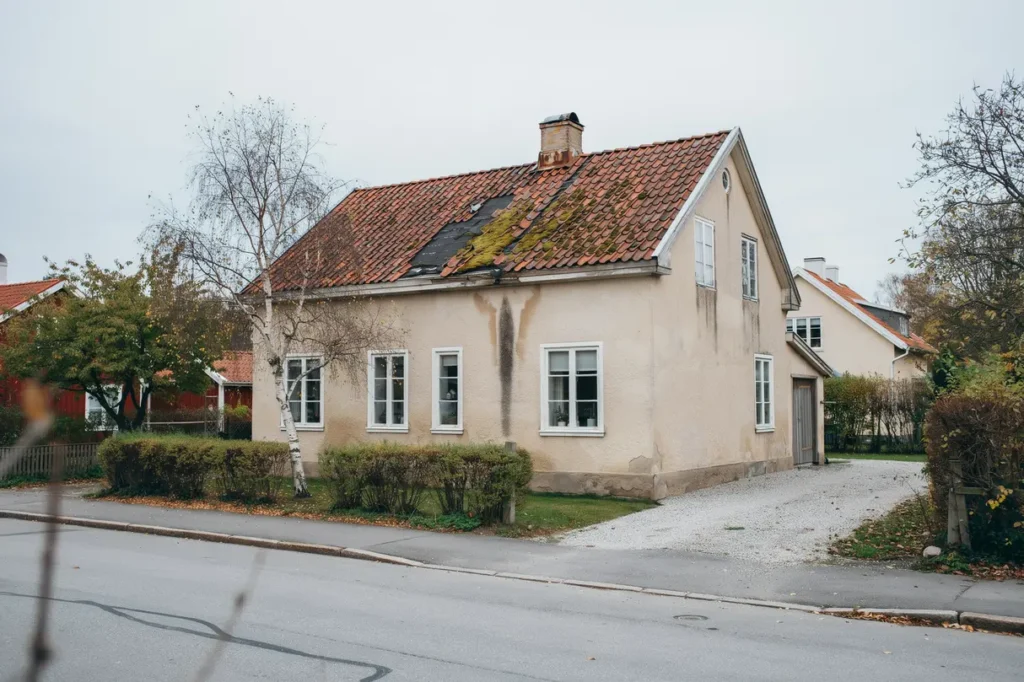 tecken p att ditt tak n rmar sig slutet s bed mer du om det r dags f r renovering